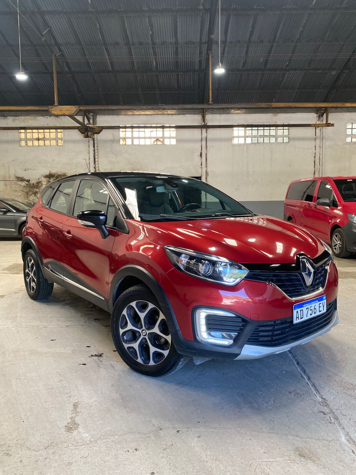 Renault - CAPTUR INTENSE - 2.0 MANUAL  - 2019